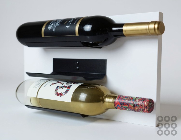 Model regał modułowy wiszący Sommelier3 biały z dwoma butelkami wina.