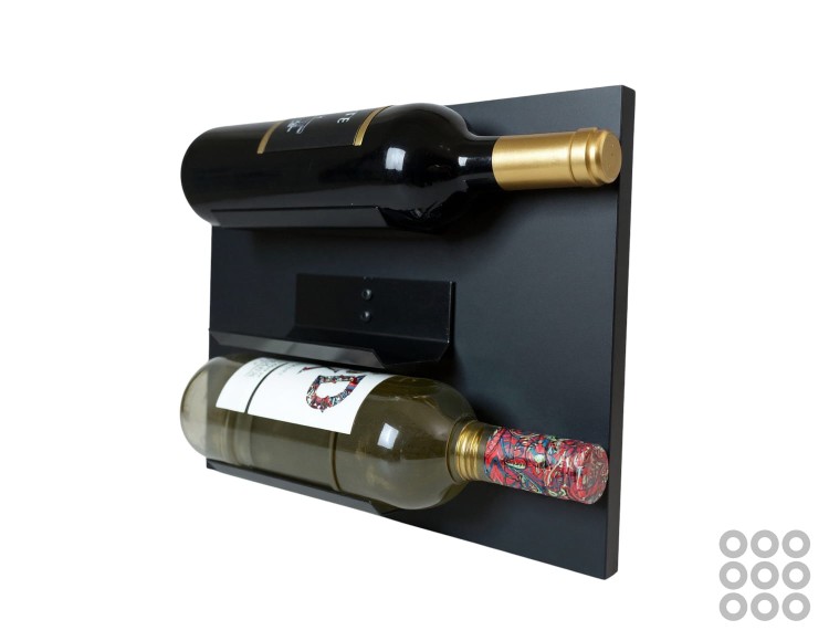 Regał wiszący na wino - system modułowy w kolorze czarny mat z czarnymi matowymi półkami na wino oraz butelkami z winem. Widok od przodu, lekko na lewy profil.