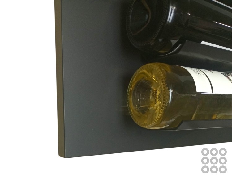 Regał wiszący na wino - system modułowy w kolorze czarny mat z czarnymi matowymi półkami na wino oraz butelkami z winem. Widok od przodu, lekko na prawy profil.